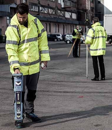 Techniker während einer Ortung- und Vermessung einer Kabletrasse oder Rohrtrasse. Diese planliche Erfassung dienst zur späteren Feststellung der Lage bei anfallenden Grabungsarbeiten.